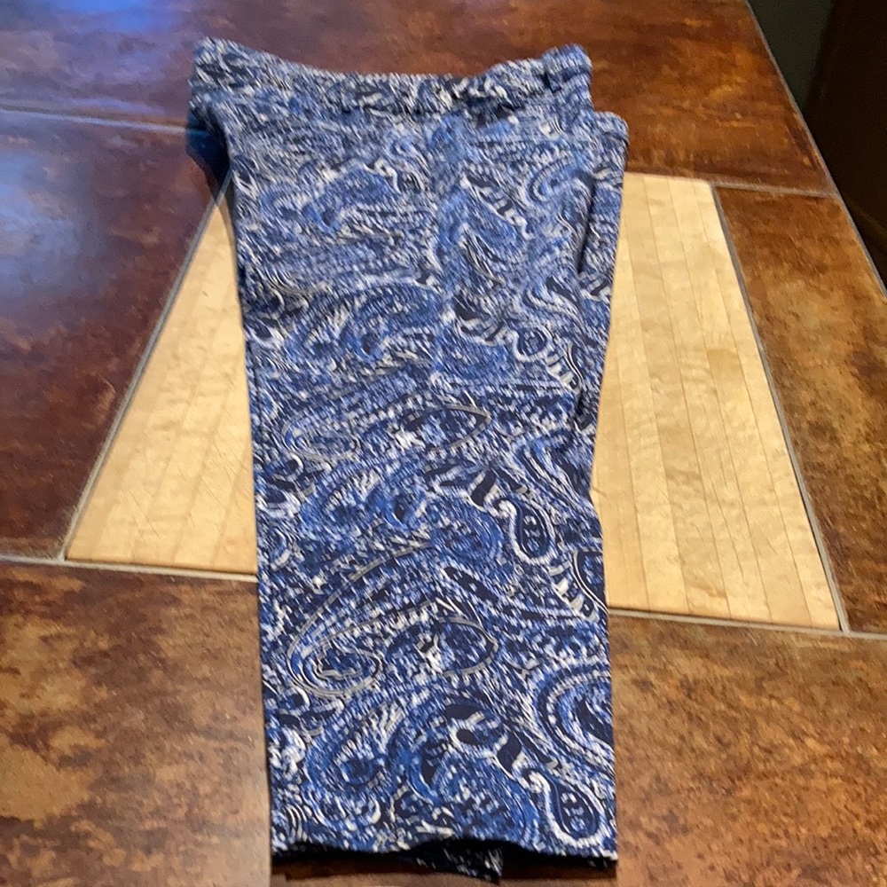 Cotton ankle pant in royal and navy blue, white.